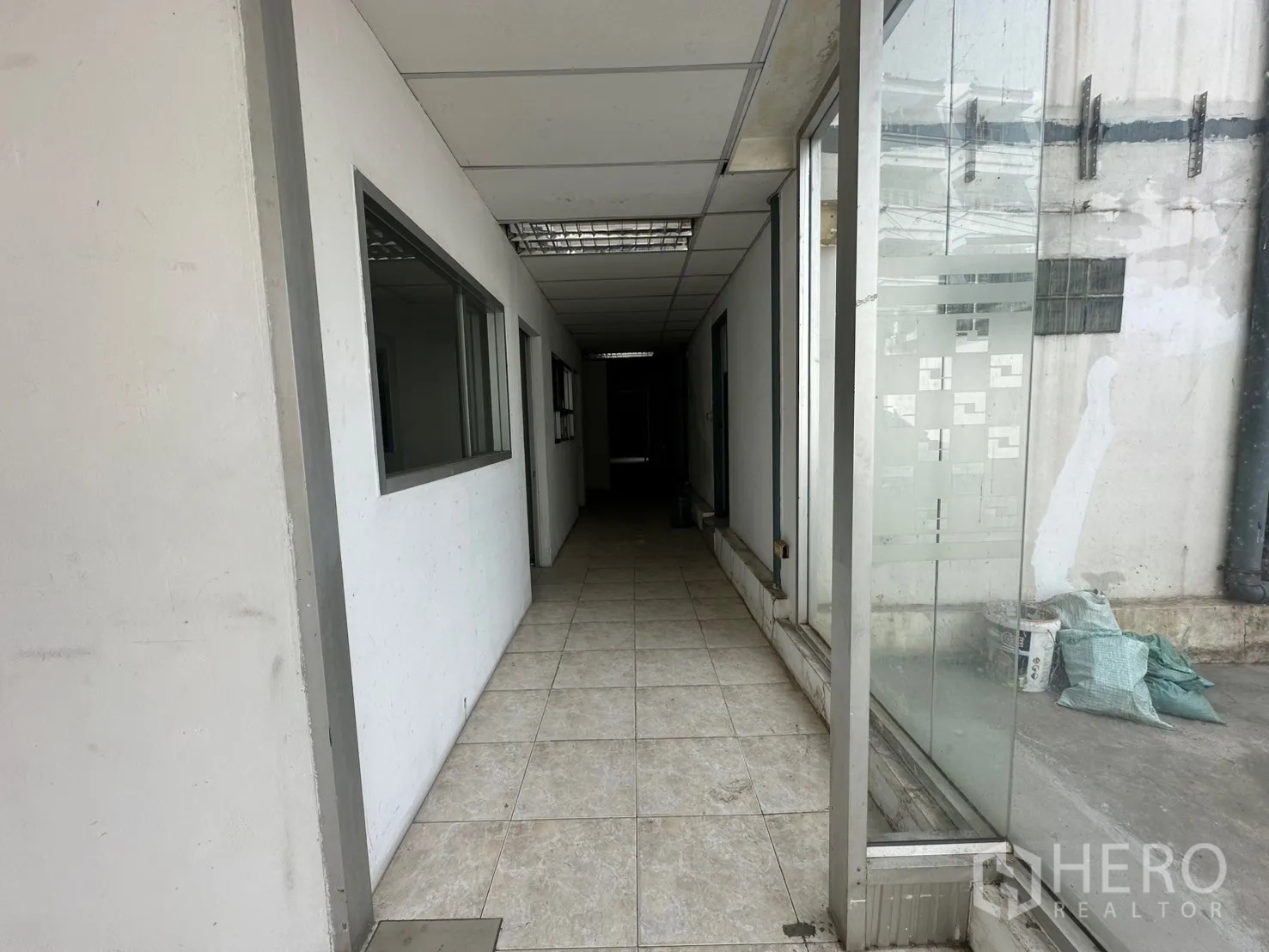 Warehouse for rent in Suan Luang, Bangkok - Glass-lined corridor connecting front offices of the building.