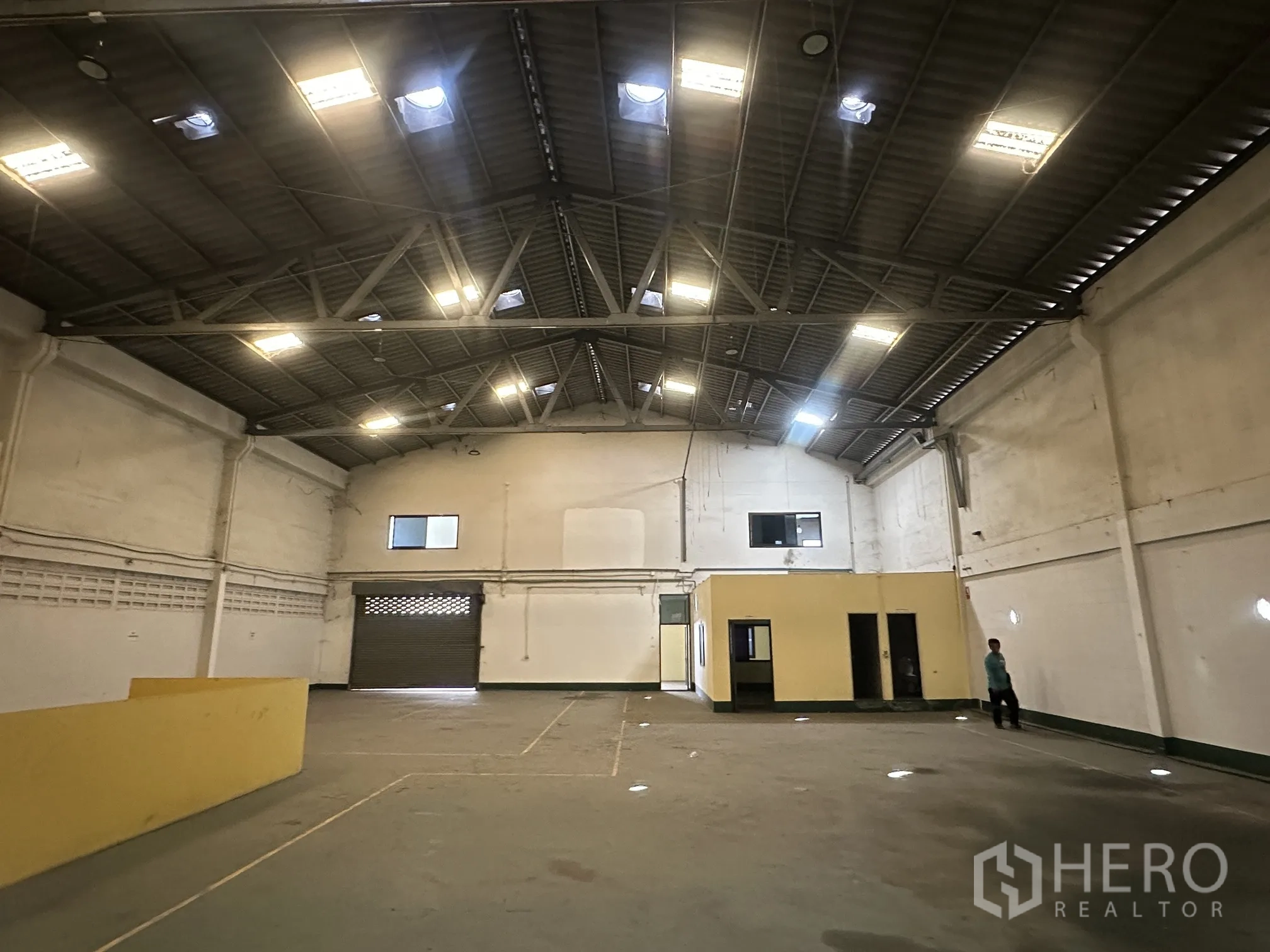 โรงงาน for rent in Lat Lum Kaeo, Pathum Thani - พื้นที่โรงงานกว้าง พร้อมไฟส่องสว่าง โครงหลังคาเหล็ก และห้องกั้น