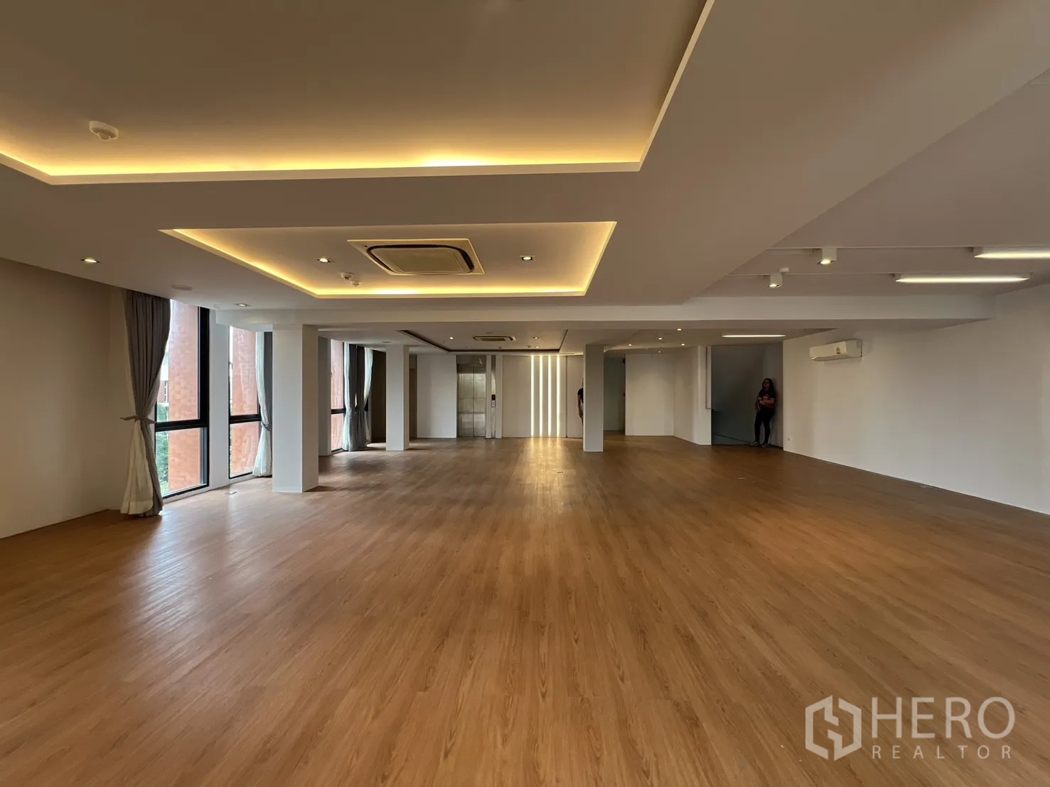 零售空间 出租在Khlong Toei, Bangkok - 楼层大开间，天花灯槽、窗户与电梯