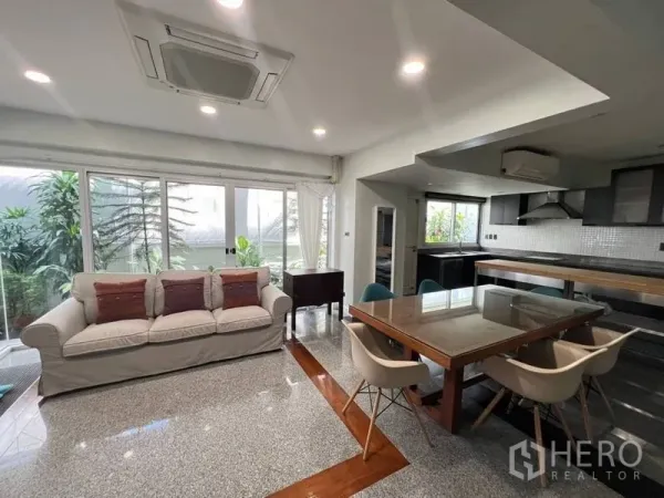 ทาวน์เฮาส์ ให้เช่าในKhlong Toei, Bangkok - โถงนั่งเล่นรับประทานอาหารและครัวแบบโอเพ่น พร้อมประตูกระจกสไลด์ออกสวน