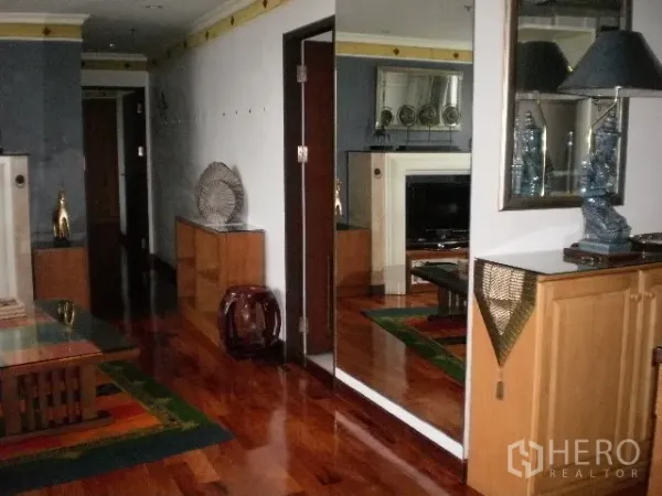 คอนโด ให้เช่าในPathum Wan, Bangkok - โถงทางเดินพื้นไม้เงางาม มีกระจกบานใหญ่และตู้บิลท์อินตกแต่งสไตล์โมเดิร์น