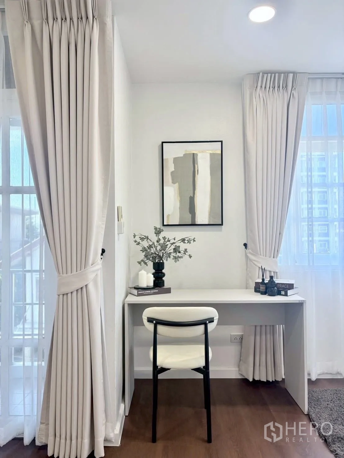 联排别墅 for rent in Huai Khwang, Bangkok - 采光良好的学习角，白色书桌与椅子靠落地窗。