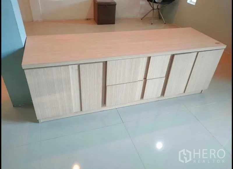 Detached House for rent in Wang Thonglang, Bangkok - Light wood storage cabinet on glossy tiled floor inside the house.
