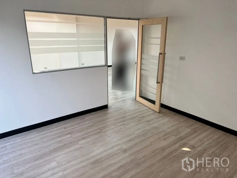 办公空间 出租在Pathum Wan, Bangkok - 会议室，带磨砂内窗与玻璃门，连接主办公区。