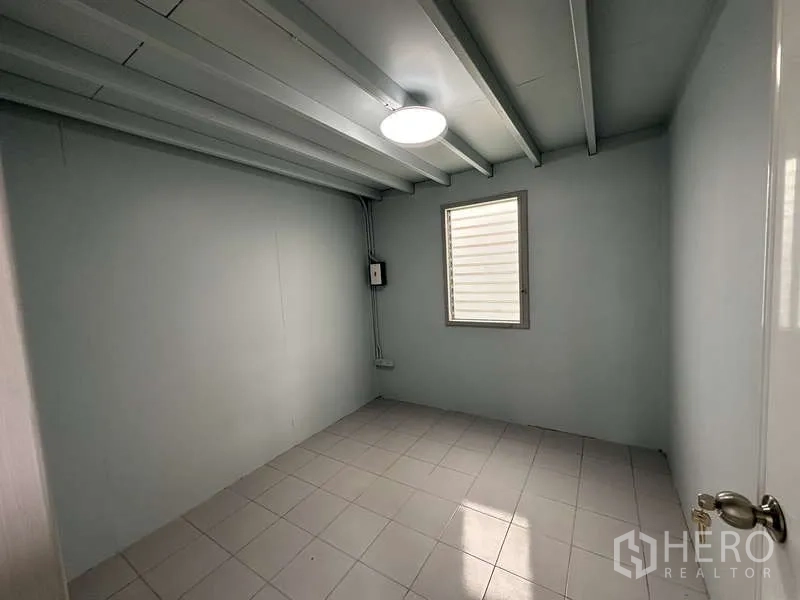 คลังสินค้า ให้เช่าในPak Kret, Nonthaburi - ห้องพักพนักงานพื้นกระเบื้อง มีหน้าต่างและโคมไฟ