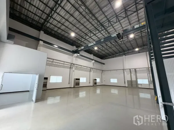 Factory for sale in Bang Bo, Samut Prakan - High-bay factory interior with crane runway beams and glossy flooring.