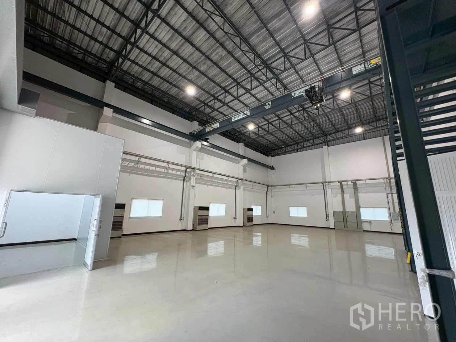 Factory for sale in Bang Bo, Samut Prakan - High-bay factory interior with crane runway beams and glossy flooring.