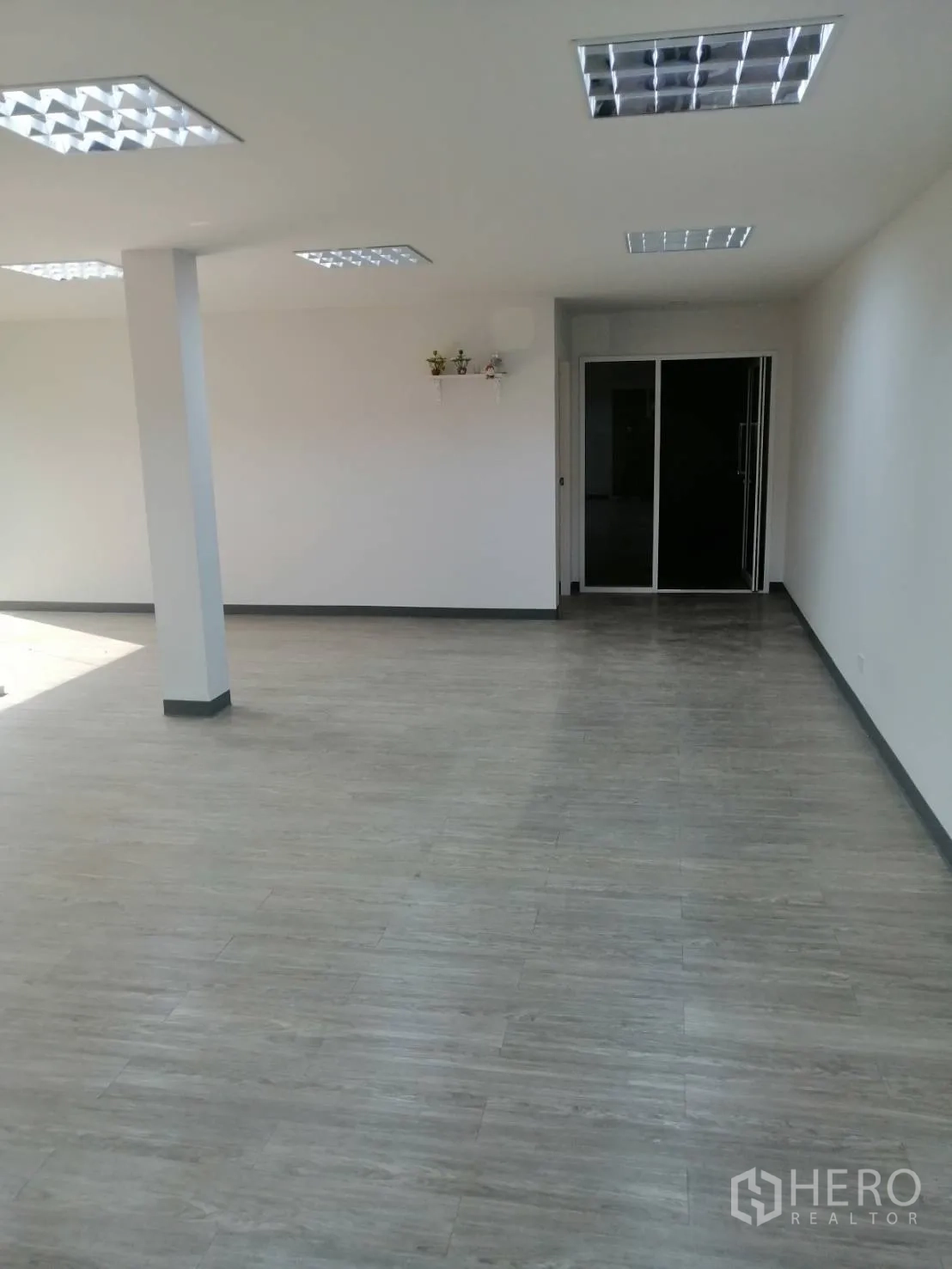 พื้นที่ขายปลีก ให้เช่าในWatthana, Bangkok - ห้องกว้างเพดานติดโคมไฟกริด พร้อมประตูกระจกบานเลื่อน