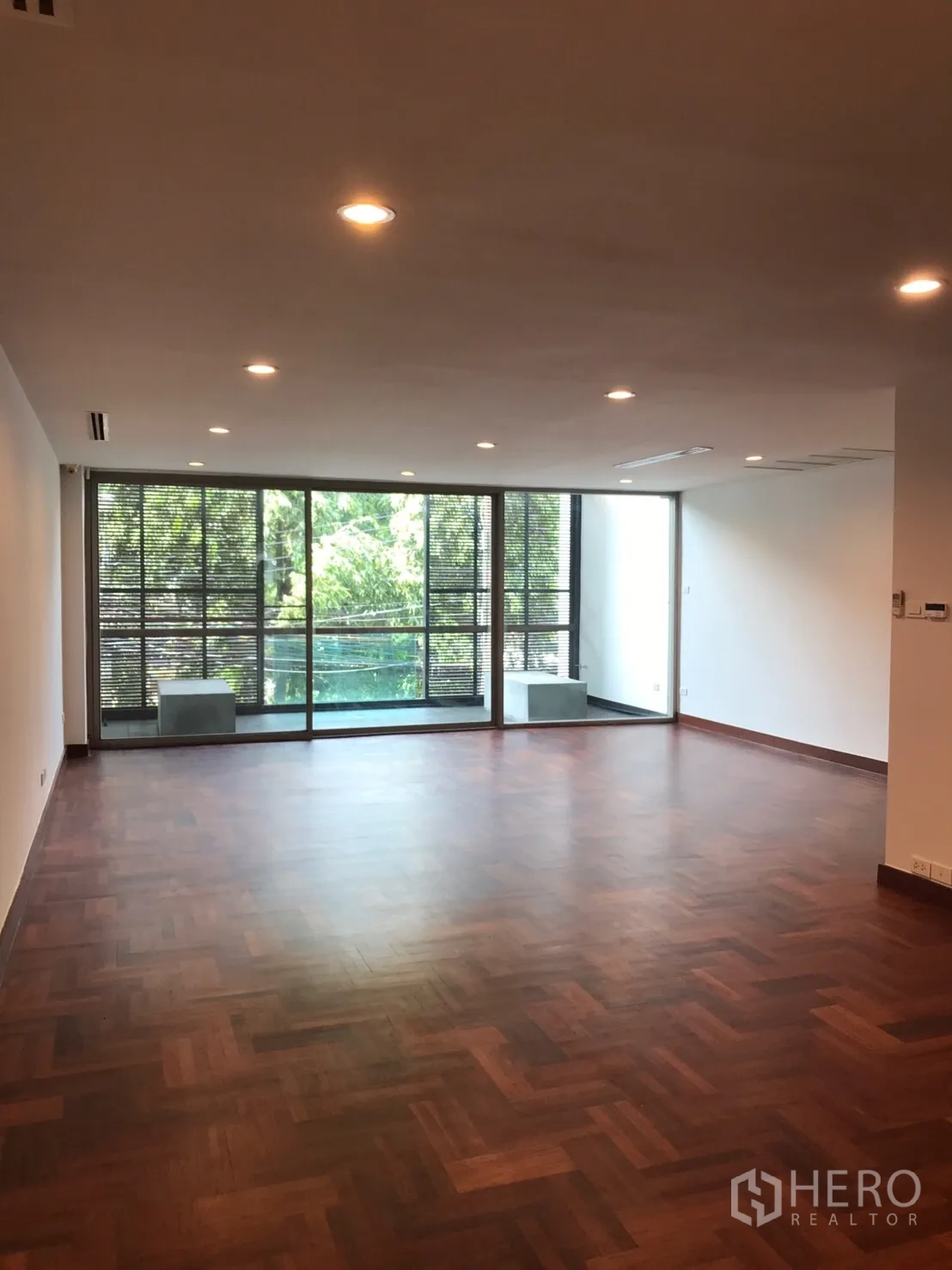 带办公室的家 出租在Watthana, Bangkok - 宽敞开放式起居/办公区，拼花木地板与落地窗通向阳台。