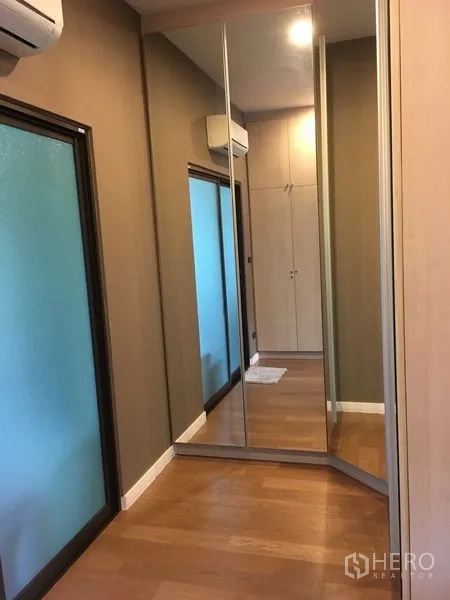 Detached House for rent or sale in Bang Kapi, Bangkok - Walk-in area with full-height mirrored closets and wood flooring.