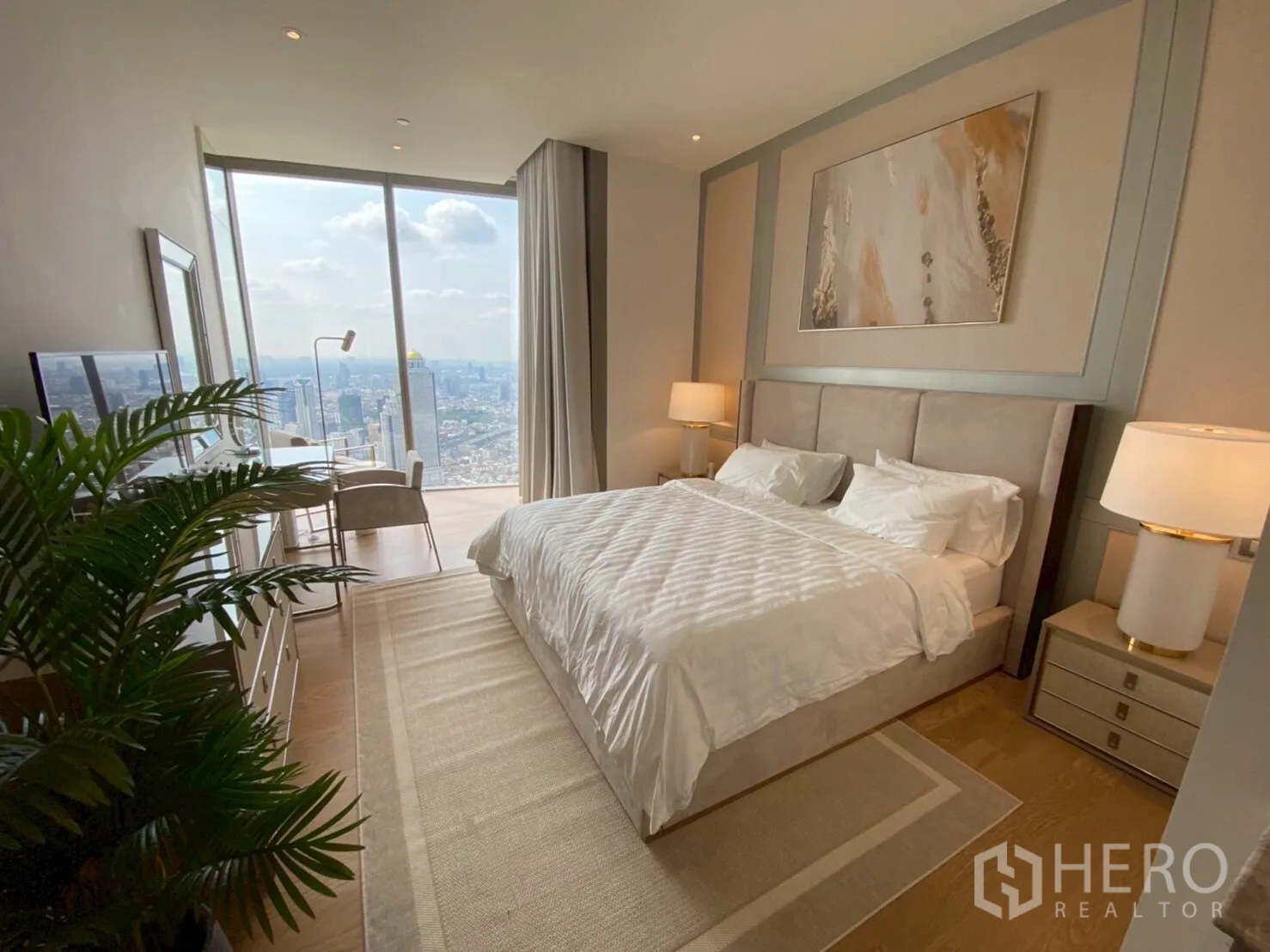 คอนโด ให้เช่าในKhlong San, Bangkok - ห้องนอนใหญ่หัวเตียงบุผ้า โคมไฟข้างเตียง และวิวเมืองผ่านกระจกบานสูง