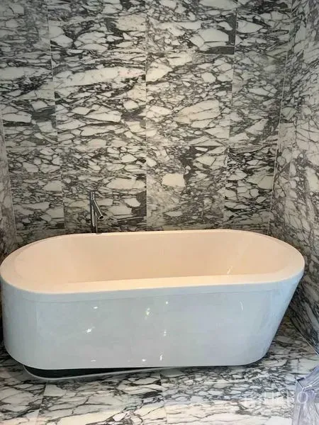 คอนโด ให้เช่าในWatthana, Bangkok - อ่างอาบน้ำลอยตัวบนพื้นและผนังหินอ่อนทั้งห้อง ในห้องน้ำคอนโดหรูย่านทองหล่อ