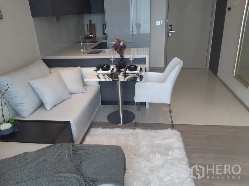 คอนโด ให้เช่าหรือขายในWatthana, Bangkok - มุมทานอาหารสำหรับสองที่ข้างโซฟา เชื่อมต่อครัวแบบเปิดผนังกระจกเงา