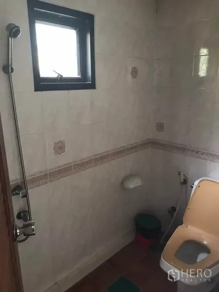 零售空间 出租在Watthana, Bangkok - 瓷砖卫生间，配手持花洒与小窗