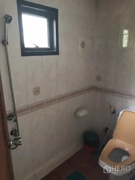 零售空间 出租在Watthana, Bangkok - 瓷砖卫生间，配手持花洒与小窗