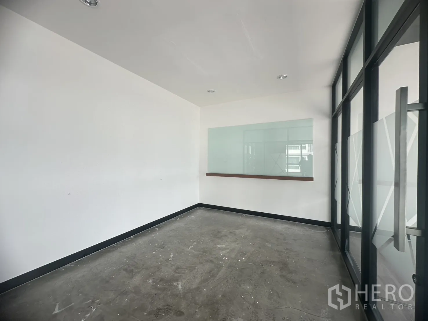 สำนักงาน ให้เช่าในKhlong Toei, Bangkok - ห้องทำงานส่วนตัวมีไวท์บอร์ดและผนังกระจกกั้น