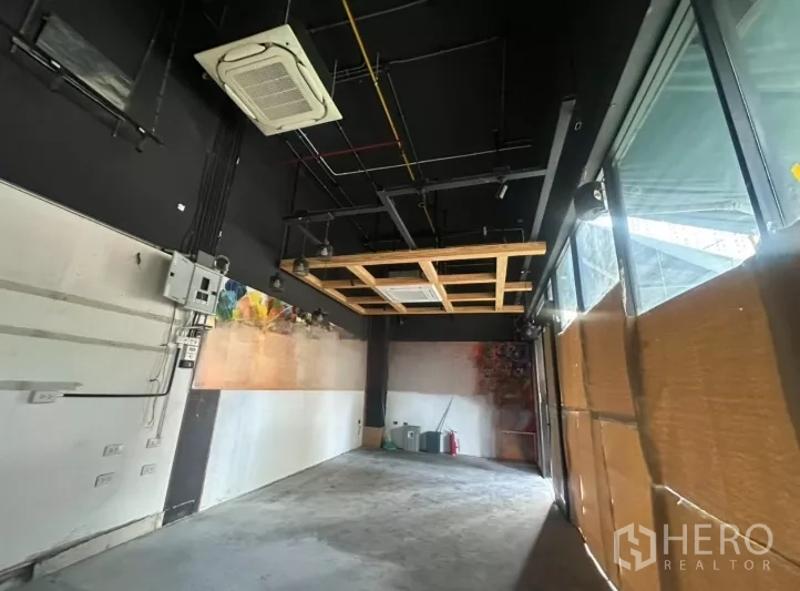พื้นที่ขายปลีก ให้เช่า - ภายในร้านเพดานสีดำแบบเปิด โคมไฟราง แอร์คาสเซ็ต และกระจกเต็มความสูง