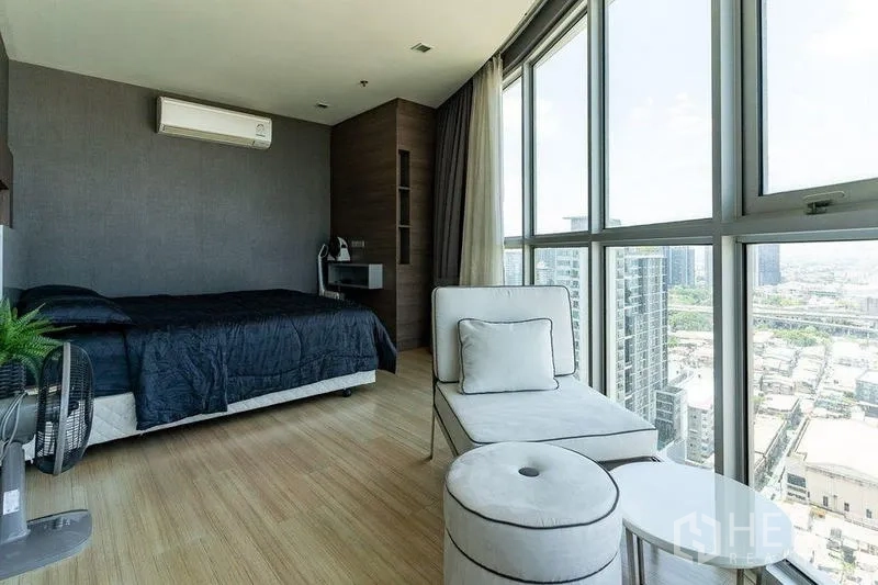 Condominium for rent - Bedroom corner lounge beside panoramic windows with sweeping skyline views.