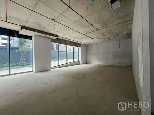 零售空间 出租 - 曼谷Phaya Thai区域高层高、落地玻璃门面的毛坯零售商铺。