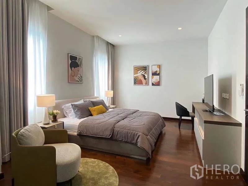 บ้าน ให้เช่าหรือขายในLat Krabang, Bangkok - ห้องนอนแขก พร้อมชั้นวางทีวี โต๊ะทำงาน และหน้าต่างขนาดใหญ่