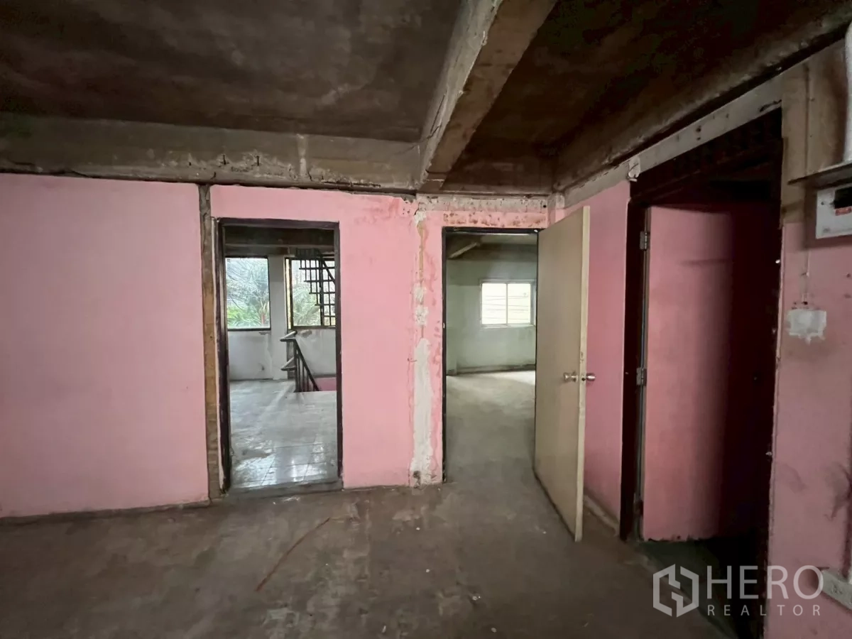 店屋 出租在Watthana, Bangkok - 粉色房间走廊，连通采光良好的楼梯间。