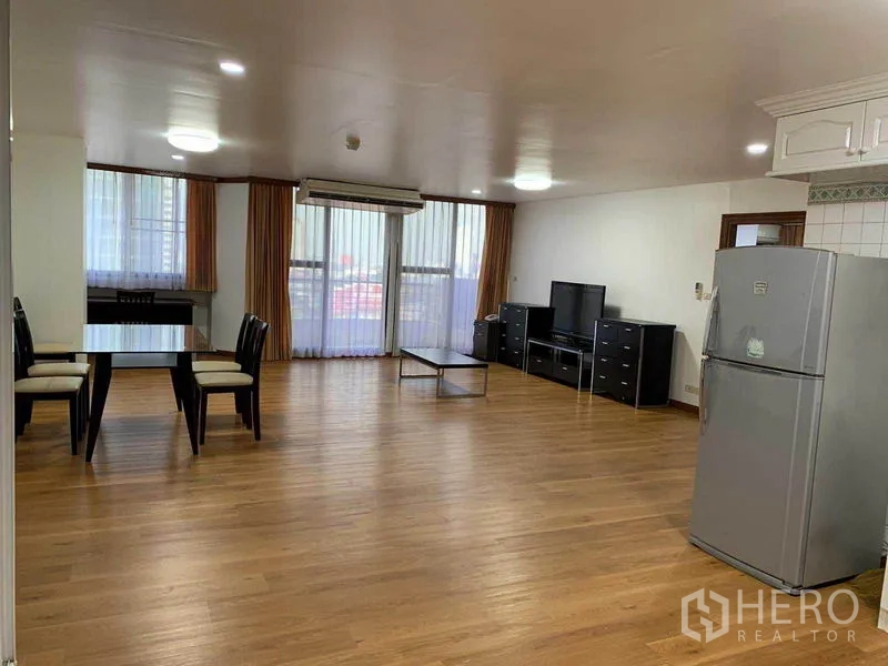 คอนโด ให้เช่าหรือขายในWatthana, Bangkok - พื้นที่นั่งเล่นและรับประทานอาหารแบบโอเพนกว้าง พื้นไม้ หน้าต่างบานใหญ่ แอร์ และชั้นวางทีวี