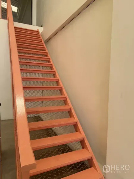 คลังสินค้า ให้เช่าในSuan Luang, Bangkok - บันไดเหล็กสีส้มพร้อมตะแกรง ขึ้นสู่ชั้นลอย