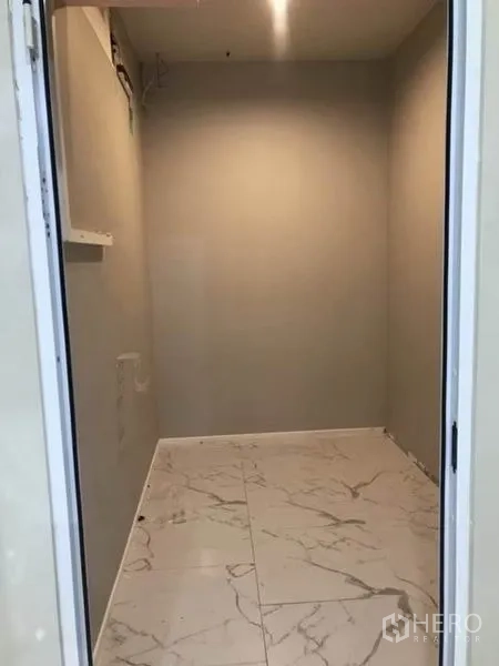 零售空间 出租在Watthana, Bangkok - 小型储物或护理间，瓷砖地面与灰色墙面。