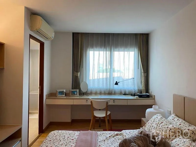 公寓 出租或出售在Phra Khanong, Bangkok - 主卧设长条工作台于窗下，并可直达套内卫生间。