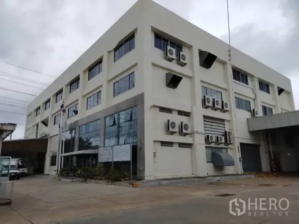 โรงงาน ให้เช่าหรือขายในBang Sao Thong, Samut Prakan - อาคารโรงงานและสำนักงานหลายชั้น พร้อมกระจกหน้ากว้าง ยูนิตแอร์ภายนอก ทางโหลดสินค้าแบบมีประตูม้วน และลานคอนกรีตหน้าตึก