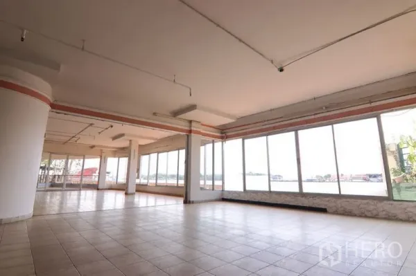 零售空间 出租在Yan Nawa, Bangkok - 开放式零售室内，落地窗与瓷砖地面，采光充足，可眺望城市景观。