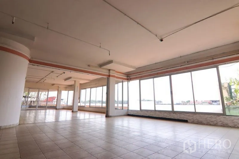 零售空间 出租在Yan Nawa, Bangkok - 开放式零售室内，落地窗与瓷砖地面，采光充足，可眺望城市景观。