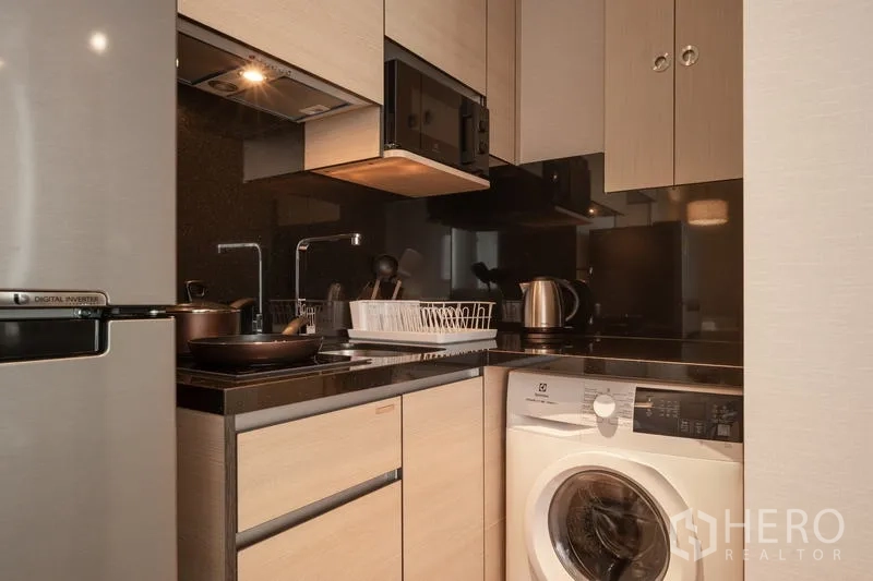 คอนโด ให้เช่า - มุมครัวบิวท์อินมีตู้เย็น เตา ไมโครเวฟ และเครื่องซักผ้า