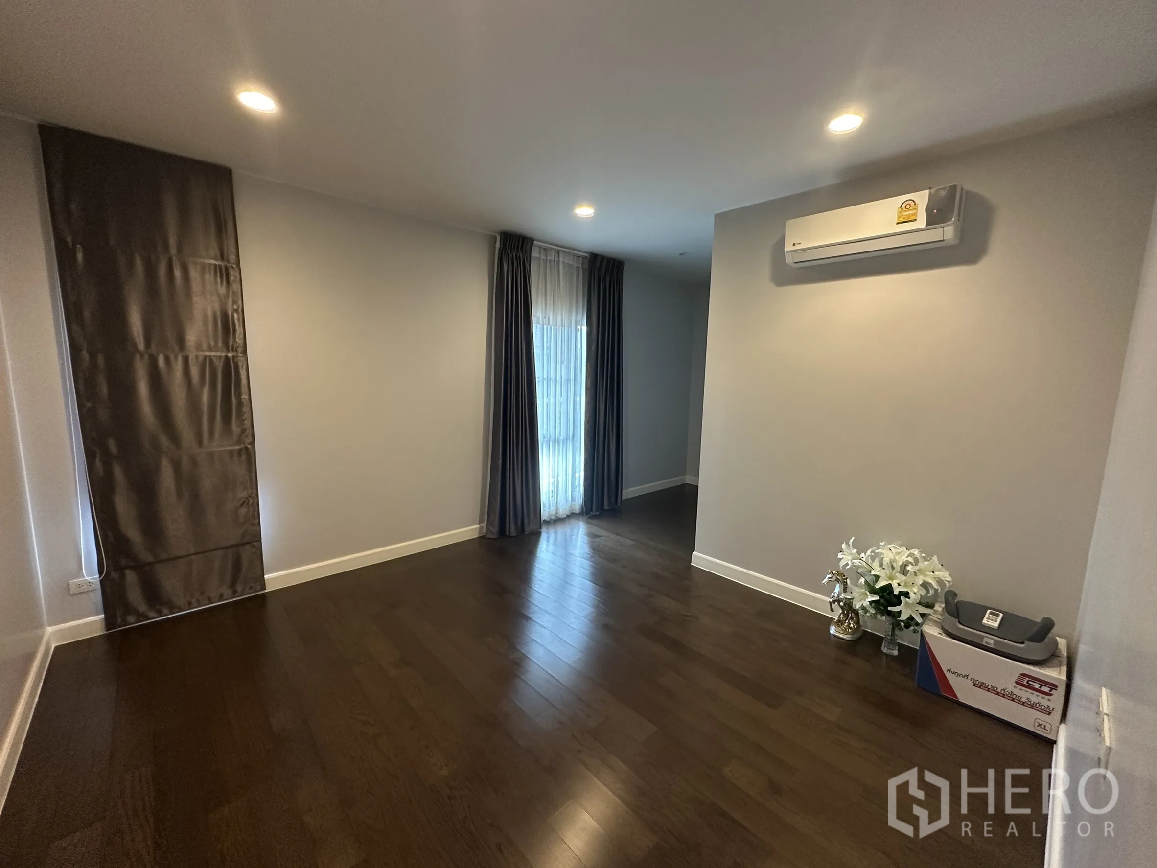 บ้าน ให้เช่าในLam Luk Ka, Pathum Thani - ห้องเอนกประสงค์ว่าง มีแอร์และผ้าม่านสูง