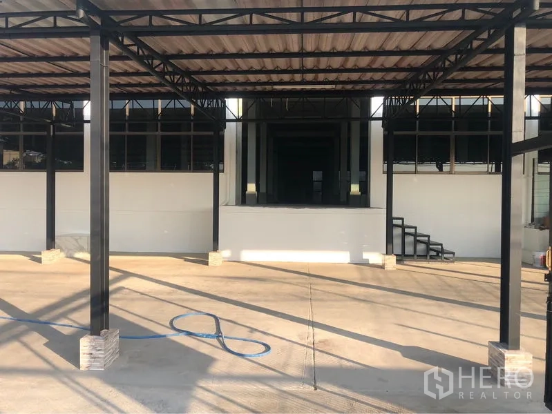 Office Space for rent in Bang Sao Thong, Samut Prakan - Steel-canopy loading area with raised platform and stair access to the building.