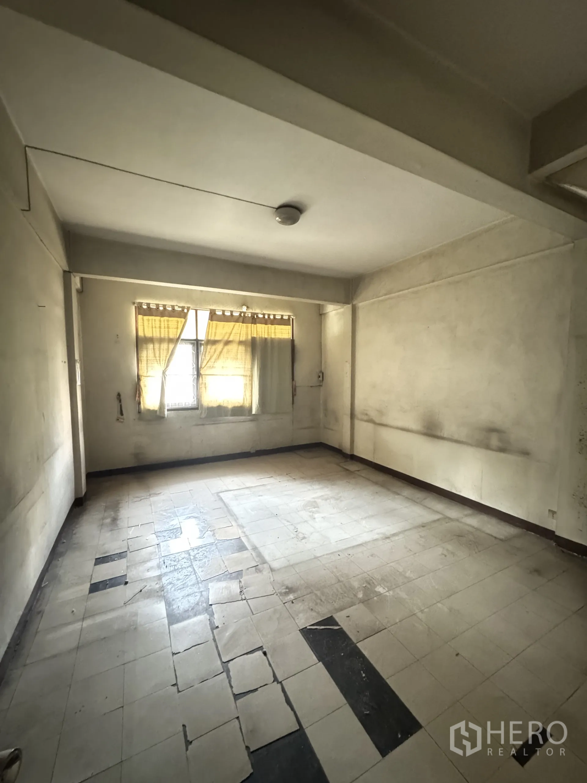 店屋 出租在Watthana, Bangkok - 楼上房间采光好，拼接地砖，可改为工作室或办公室。