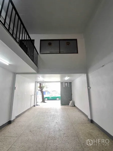 店屋 出租在Wang Thonglang, Bangkok - 首层店铺挑高空间，卷闸门连通人行道。