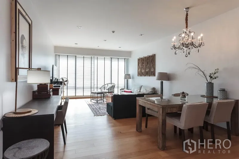 คอนโด ให้เช่าในWatthana, Bangkok - โซนรับแขกและรับประทานอาหารแบบเปิดโล่ง มีแชนเดอเลียร์ หน้าต่างบานใหญ่ ม่านบังแดด และพื้นไม้