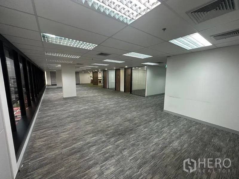 สำนักงาน ให้เช่าในKhlong Toei, Bangkok - โซนทำงานเปิดโล่ง มีหน้าต่างยาว เสากลาง และห้องทำงานกระจกหลายห้อง
