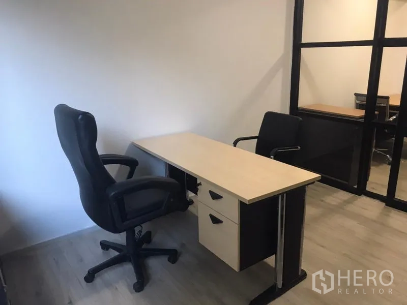 สำนักงาน ให้เช่าในKhlong Toei, Bangkok - ห้องทำงานส่วนตัวพร้อมโต๊ะไม้ เก้าอี้สีดำ และผนังกั้นกระจก