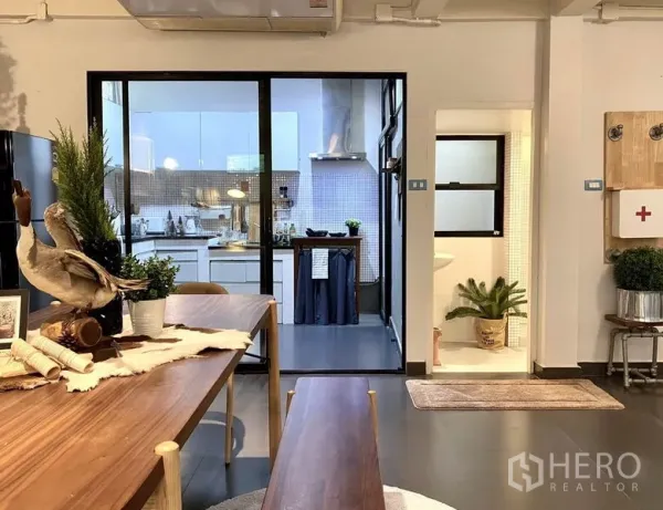 ทาวน์เฮาส์ ให้เช่าในKhlong Toei, Bangkok - มุมทานอาหารมองไปยังครัวกระจกกั้น และห้องน้ำรับแขก