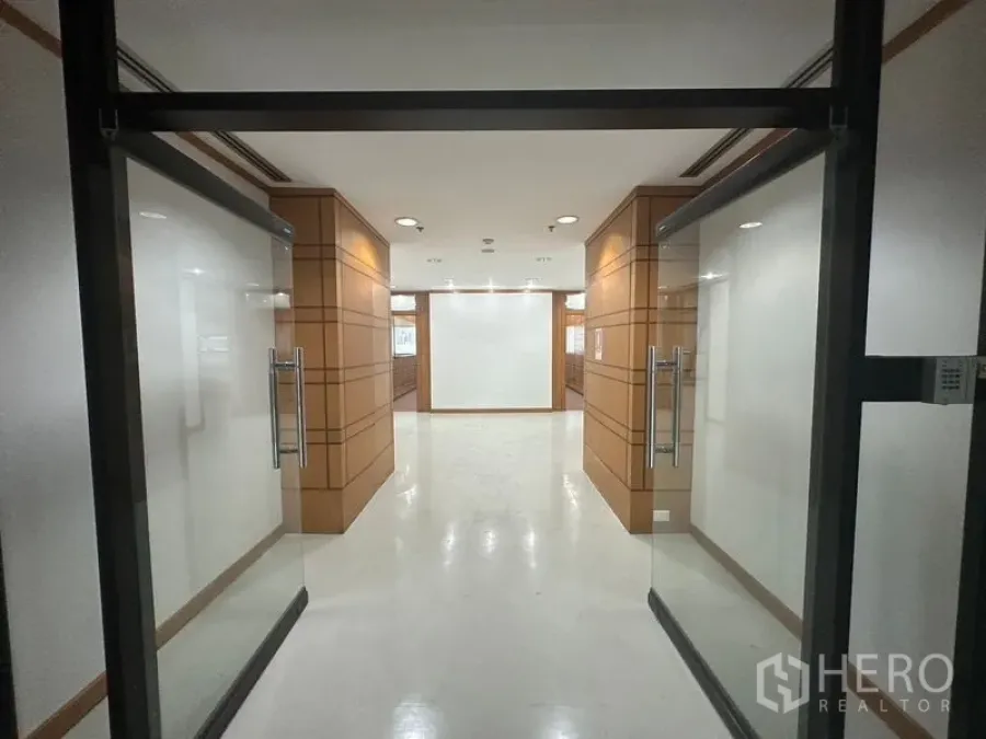 สำนักงาน ให้เช่าในPhaya Thai, Bangkok - ทางเข้าออฟฟิศผ่านประตูกระจกสู่โถงผนังไม้และแสงสว่างทั่วถึง