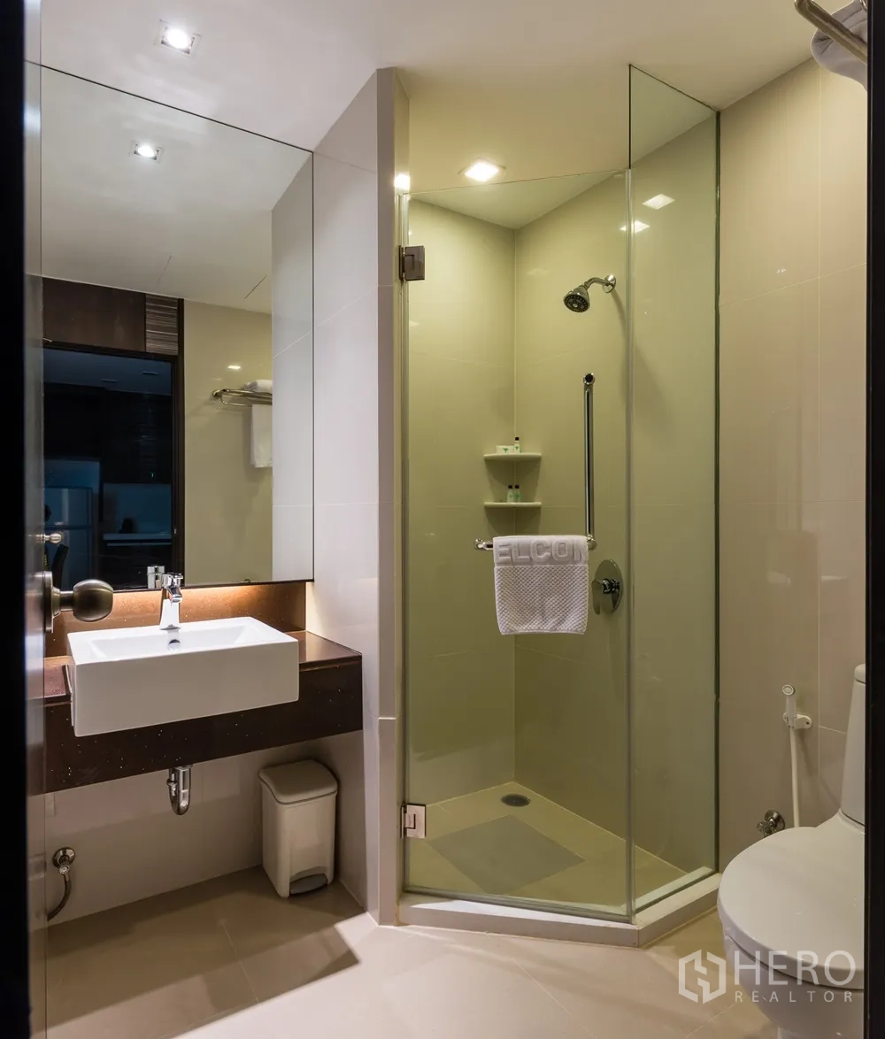 อพาร์ทเมนท์ ให้เช่าในKhlong Toei, Bangkok - ห้องน้ำร่วมแบบทันสมัย มีตู้กระจกอาบน้ำ อ่างล้างหน้า และโถสุขภัณฑ์