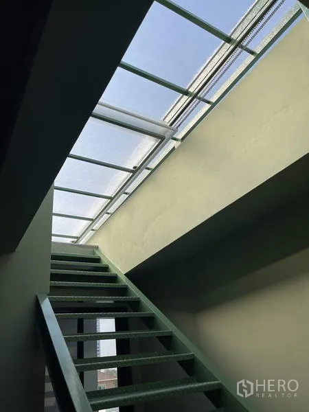 带办公室的家 出租在Phaya Thai, Bangkok - 通往采光天窗的楼梯，让自然光倾入室内。