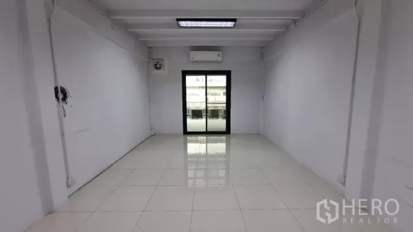 ทาวน์เฮาส์ ให้เช่าในHuai Khwang, Bangkok - ห้องสว่างพร้อมประตูกระจกบานเลื่อน แอร์ และพื้นกระเบื้องสีขาว