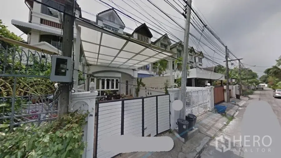 ทาวน์เฮาส์ ให้เช่าหรือขายในKhlong Toei, Bangkok - ด้านหน้าทาวน์เฮ้าส์หลายชั้น พร้อมประตูรั้วและที่จอดรถมีหลังคา ในซอยเงียบสงบย่านคลองเตย