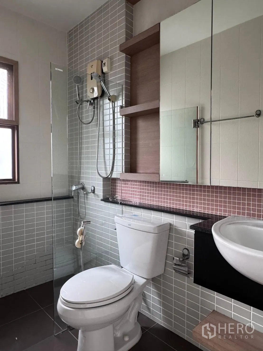 联排别墅 for rent in Phra Khanong, Bangkok - 第二卫生间配步入式淋浴、镜柜与置物架。