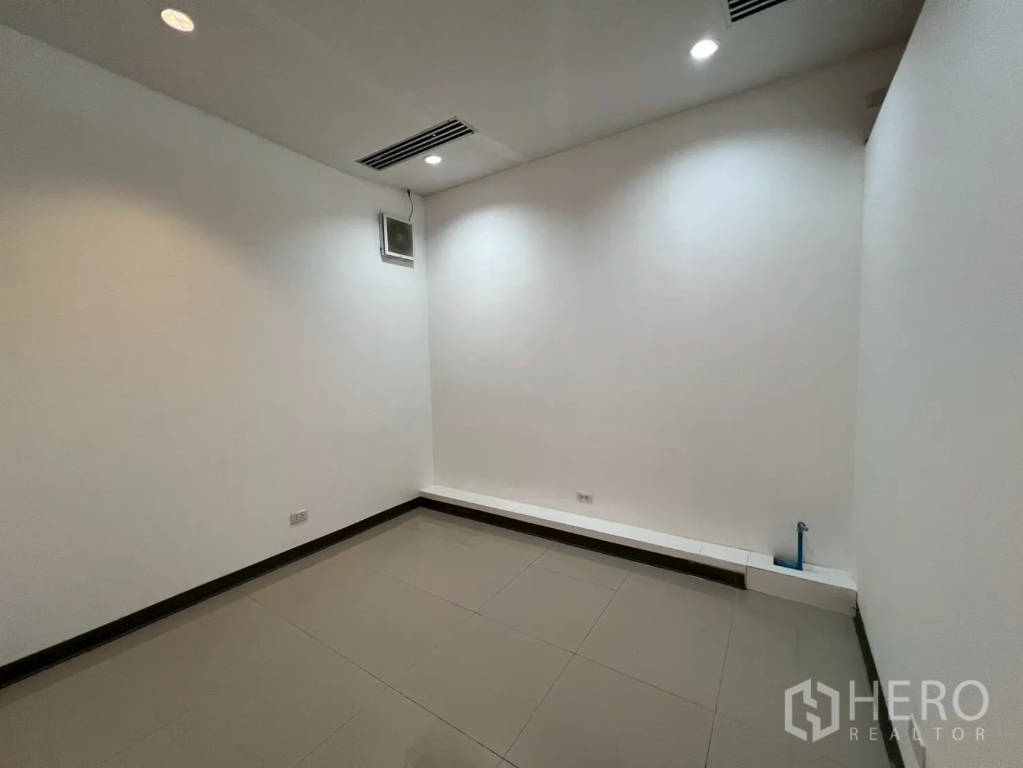 零售空间 出租在Watthana, Bangkok - 无窗护理室，筒灯与通风口。