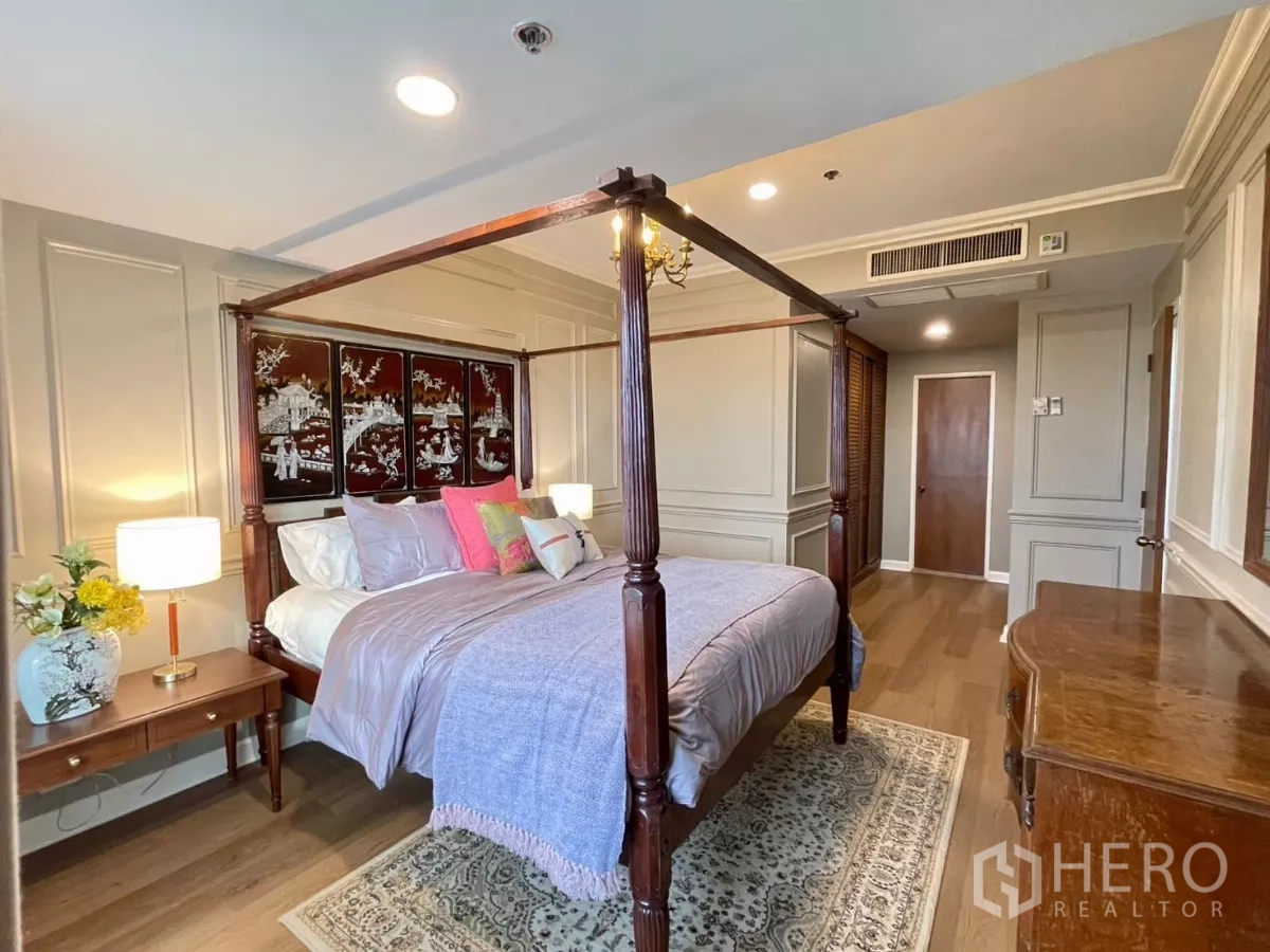 คอนโด ให้เช่าในKhlong San, Bangkok - ห้องนอนอบอุ่นมีเตียงสี่เสา เฟอร์นิเจอร์ไม้คลาสสิก และแสงไฟนุ่มนวล