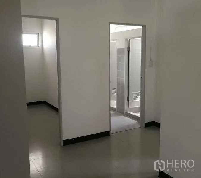 Factory for rent in Bang Bo, Samut Prakan - Simple office corridor adjoining staff rooms and restrooms within the factory’s separate office area.